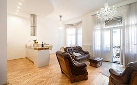 Garys Bright And Spacious Two Bedroom Flat Near Danube