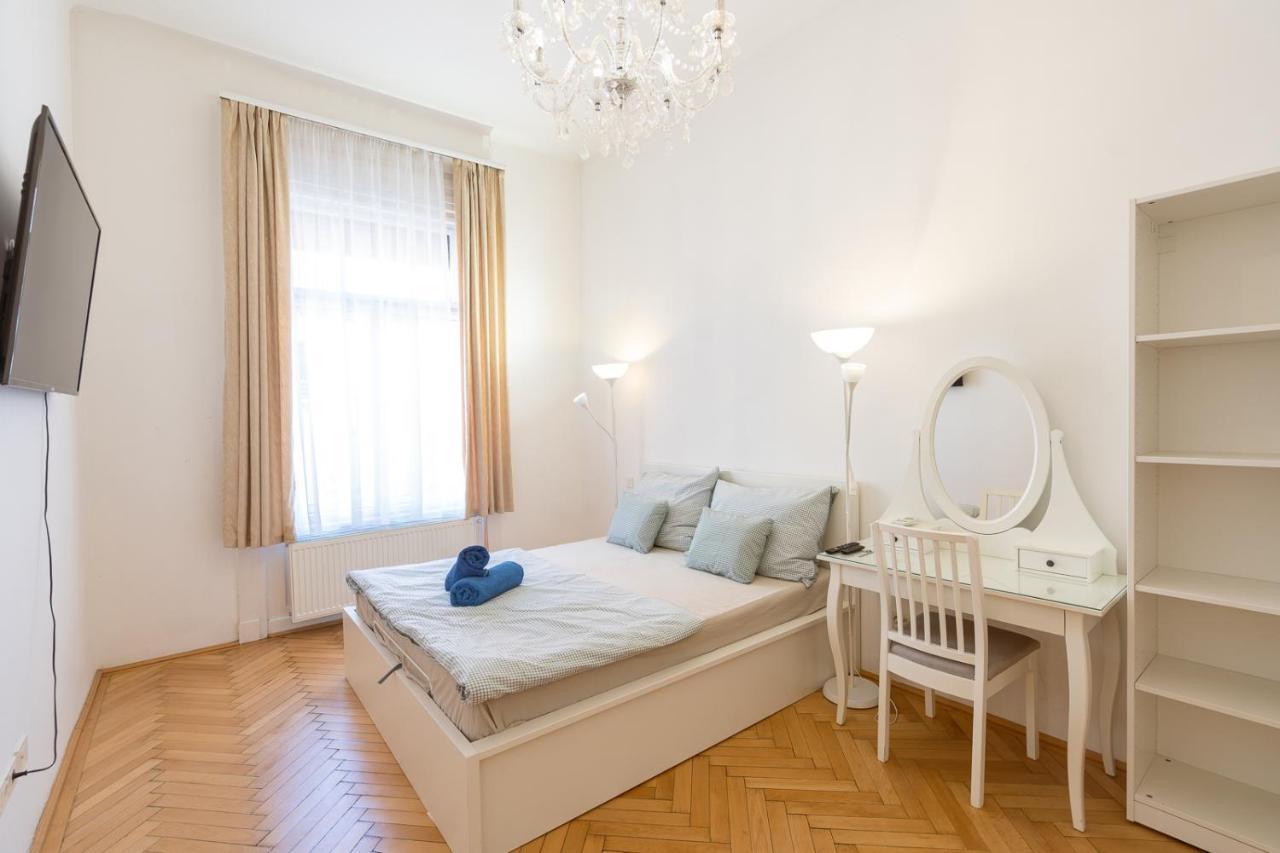 Garys Bright And Spacious Two Bedroom Flat Near Danube Budapest Exterior photo