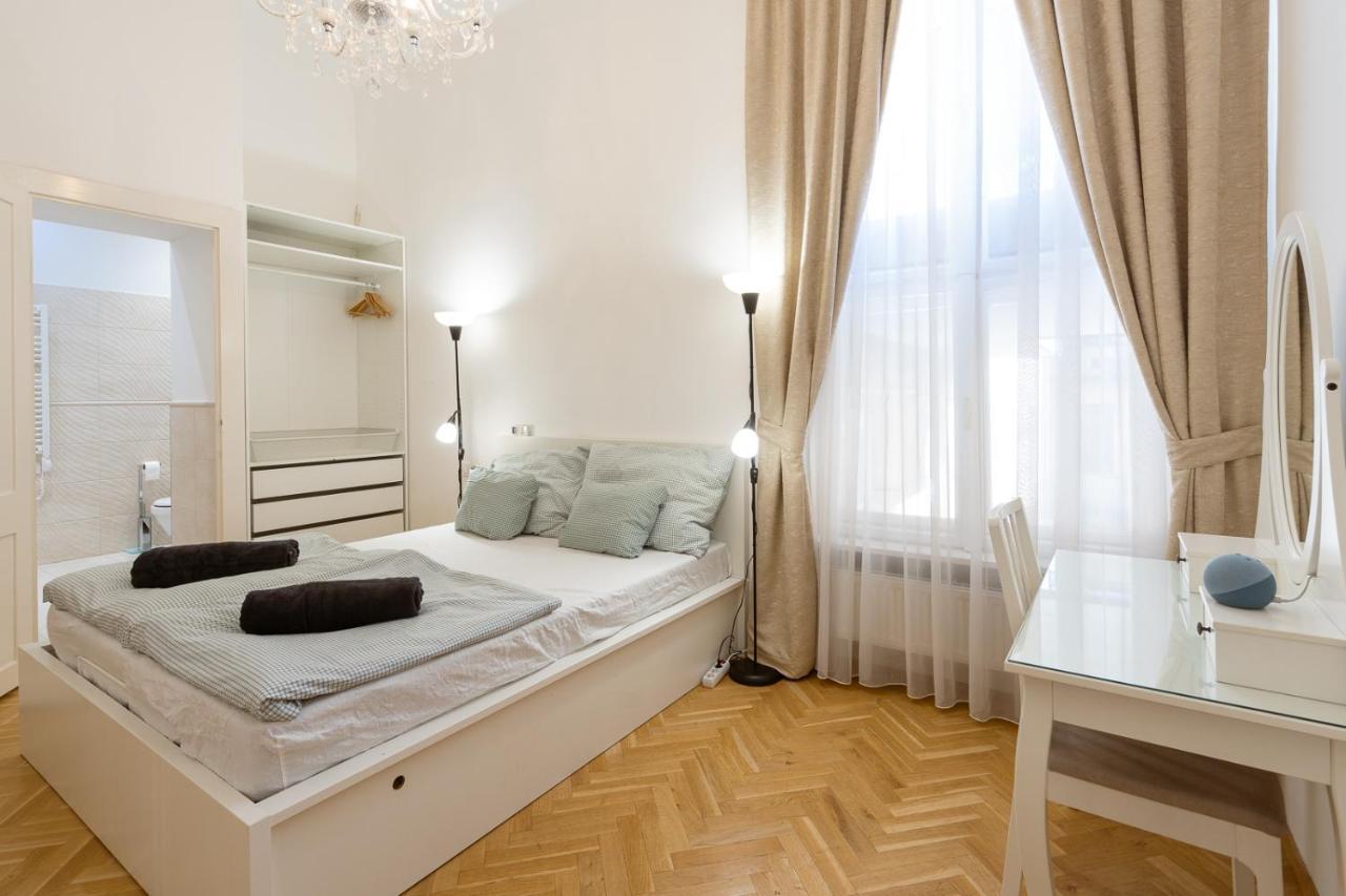 Garys Bright And Spacious Two Bedroom Flat Near Danube Budapest Exterior photo