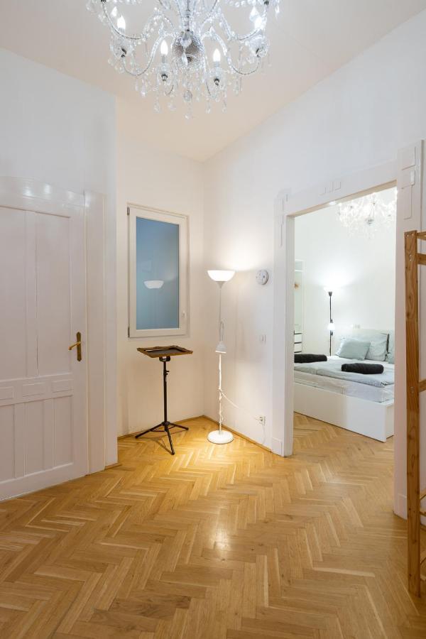 Garys Bright And Spacious Two Bedroom Flat Near Danube Budapest Exterior photo