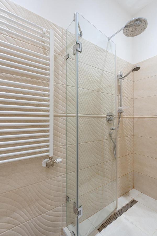 Garys Bright And Spacious Two Bedroom Flat Near Danube Budapest Exterior photo
